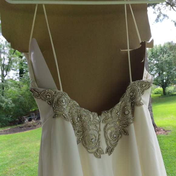 Beautiful wedding dress - Picture 2 of 4